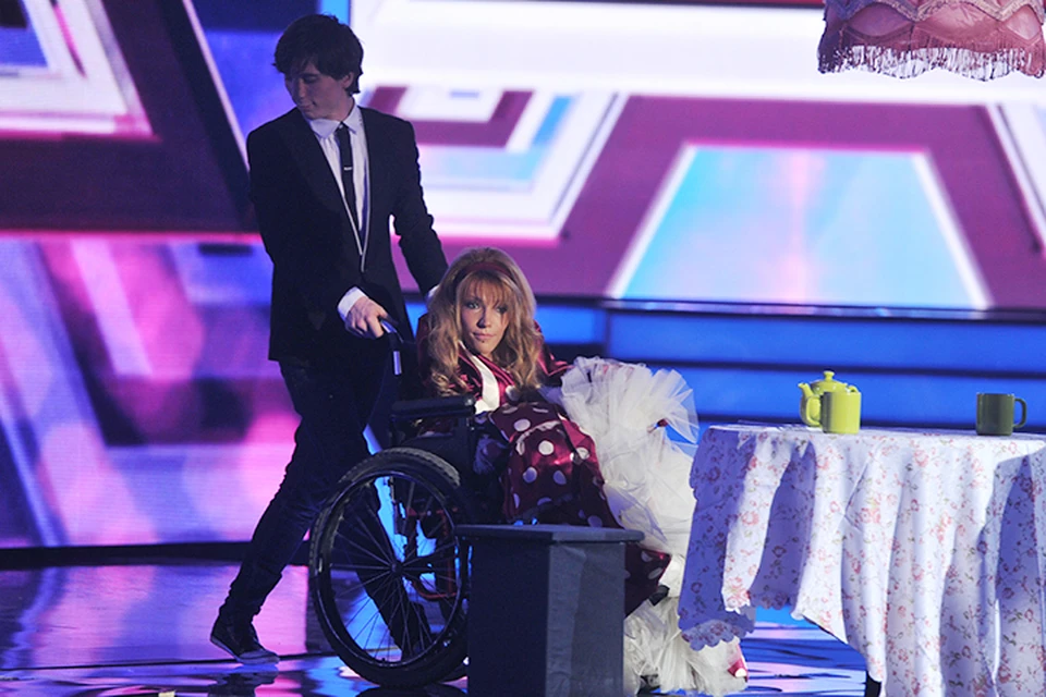Юлия Самойлова человек с ограниченными возможностями, прикована к инвалидной коляске, но при этом никаких ощущений факта её физической неполноценности не возникает
