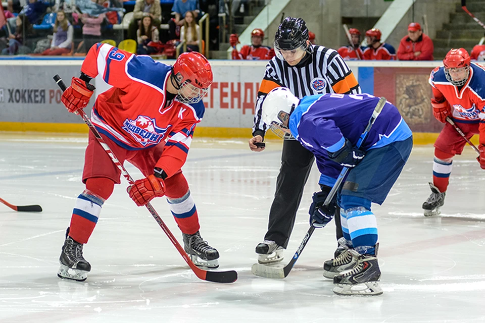 «Медведи» (в красном) сражаются с «Ледяными королями» (в синем) за победу в Молодежной лиге