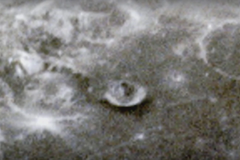 В доказательство своей правоты конспирологи приводят изображения дисковидных объектов на поверхности Луны