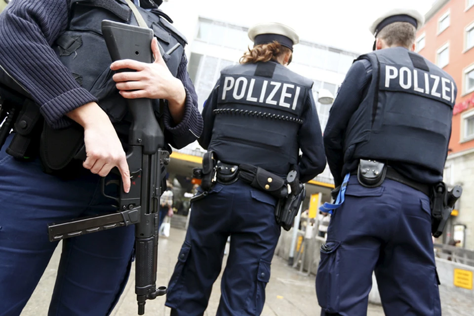 мужчина удерживает заложников в банке в немецком Дуйсбурге