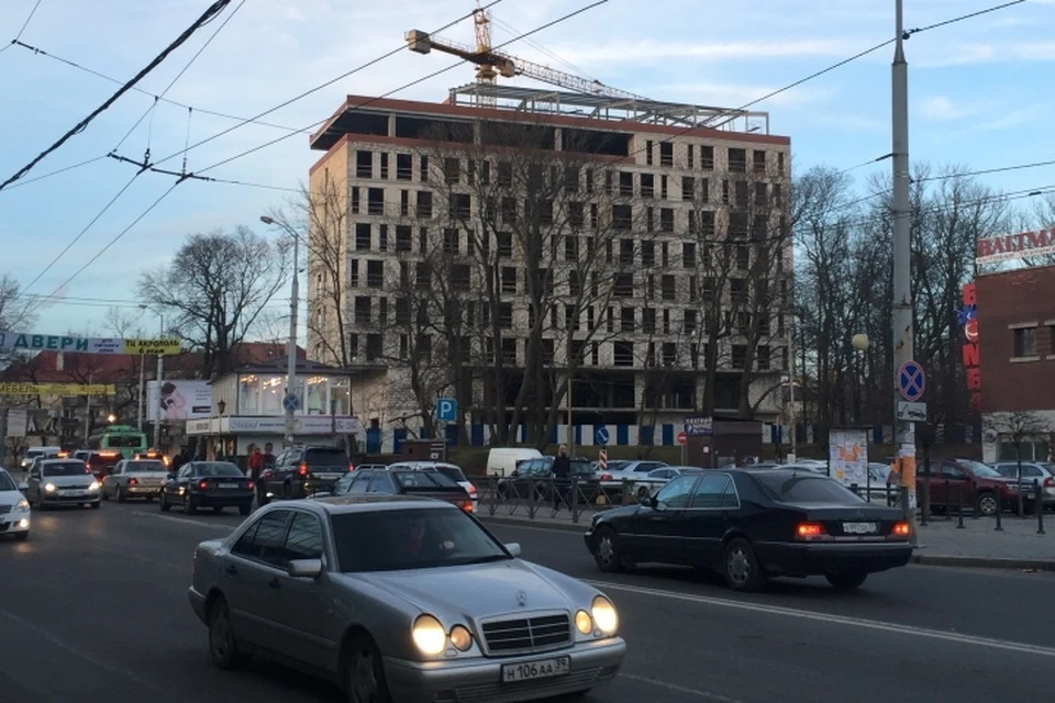 В последнее время работы по строительству гостиницы практически прекратились.