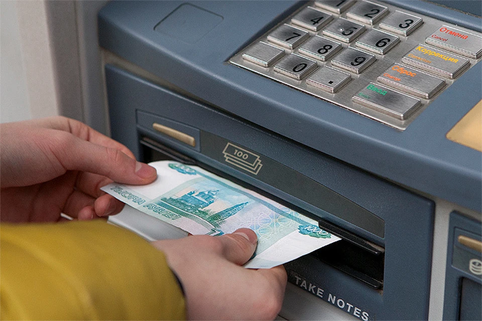 Банки могут ввести дополнительную комиссию для клиентов, желающих снимать наличные в банкоматах.