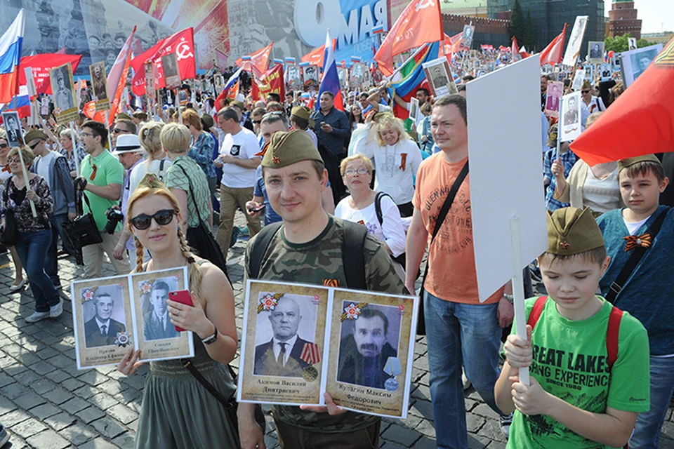 В прошлом году на шествие в День Победы пришли с портретами своих воевавших дедушек, бабушек, родителей, братьев, сестер, близких и знакомых более 750 тысяч москвичей