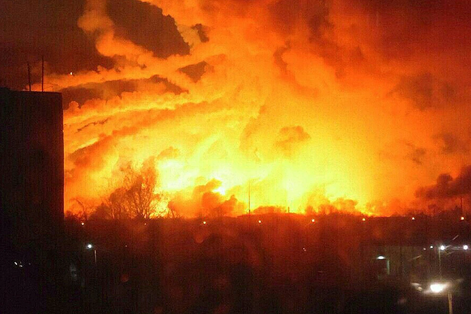 Ночной вид на пожар на складе в Балаклее.