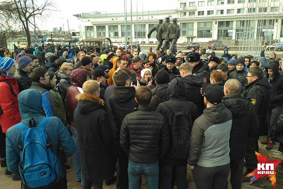 В Нижнем Новгороде на митинг вышли несколько сотен человек.
