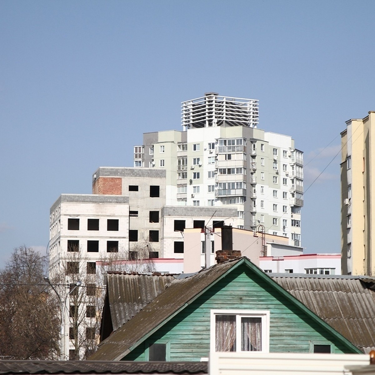 Жители домиков в центре Минска: «Топлю печку, а из окна - вид на Красный  костел и Дом правительства» - KP.RU