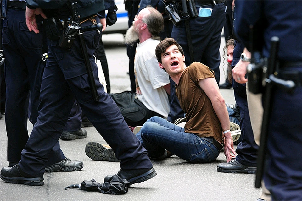 Весна 2012 года, задержание участников шествия на Уолл-стрит в Нью-Йорке.