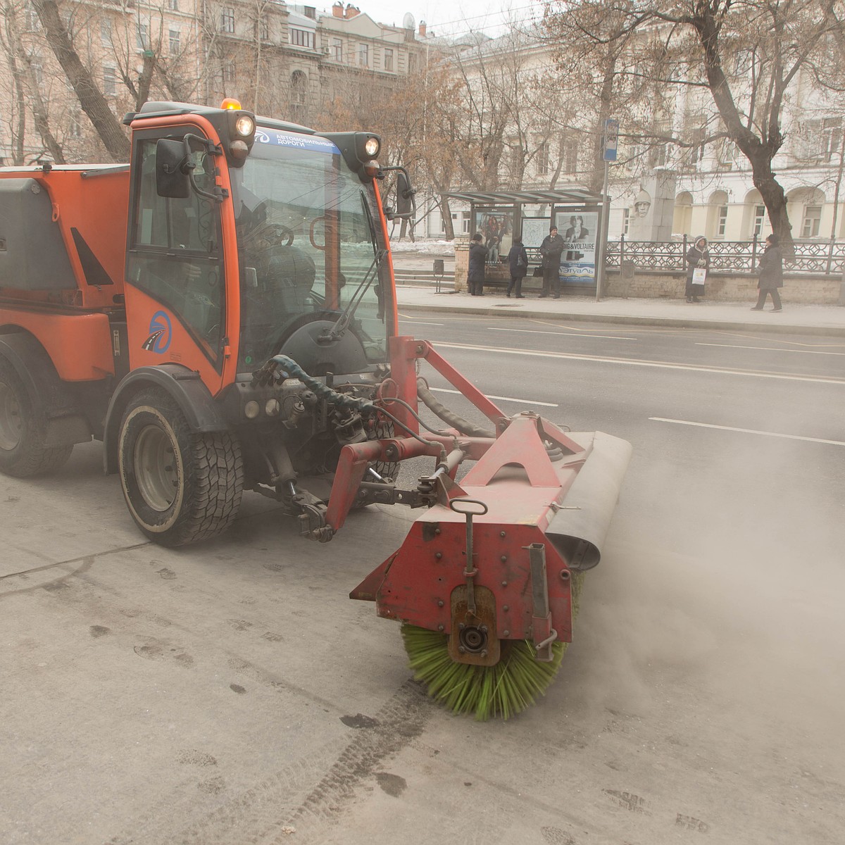 За зиму на петербургские дороги высыпали 150 тысяч тонн песка - KP.RU