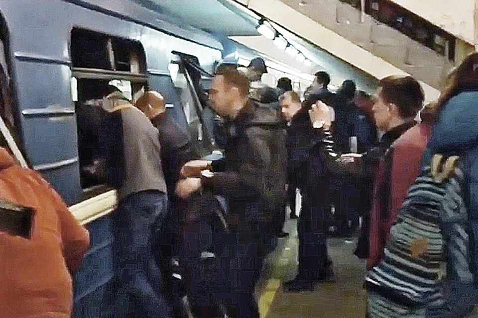 В питерском метро обычные пассажиры начали спасать тех, кто оказался во взорванном вагоне, еще до прибытия экстренных служб.