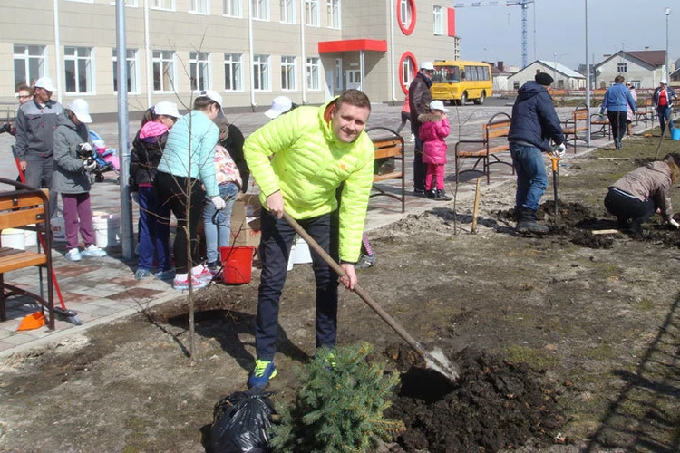 Ставропольпромстройбанк помог озеленить территорию школы №44