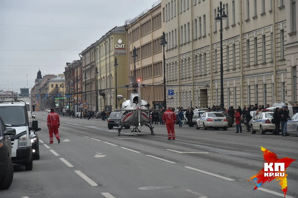 Улицы в районе ЧП перекрыты, вертолеты садятся прямо на проезжую часть, чтобы забрать раненных.