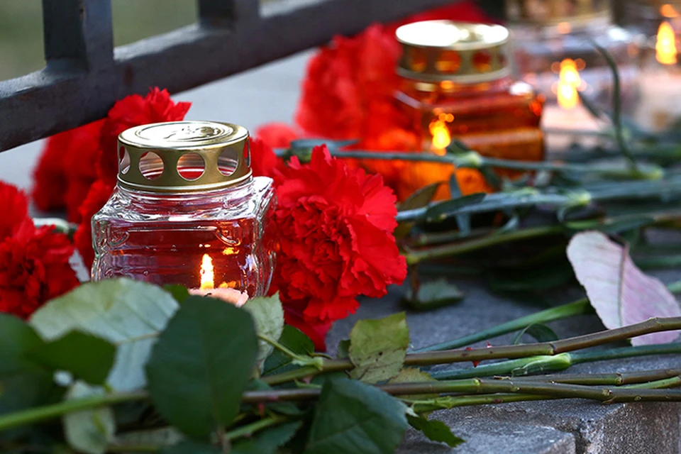 Обычные испанцы тоже не остались в стороне трагедии. Многие несут к российскому посольству в Мадриде цветы, зажигают свечи