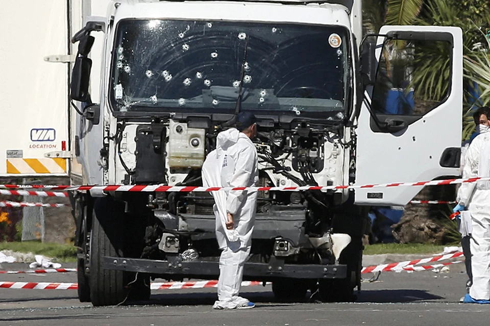 Грузовик, которым управлял террорист на набережной французской Ниццы 14 июля 2016г.