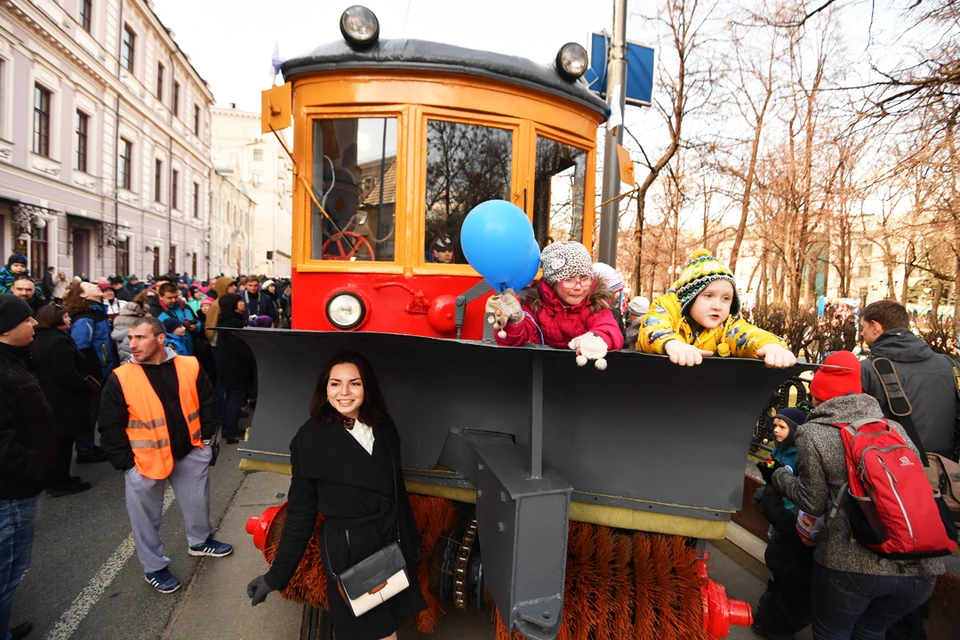 Москвичи и гости столицы смогли и посмотреть на любимые трамваи, и сфотографироваться рядом