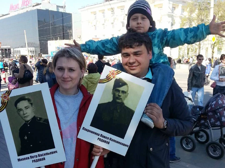 Автор этой заметки с мужем и сыном на шествии.