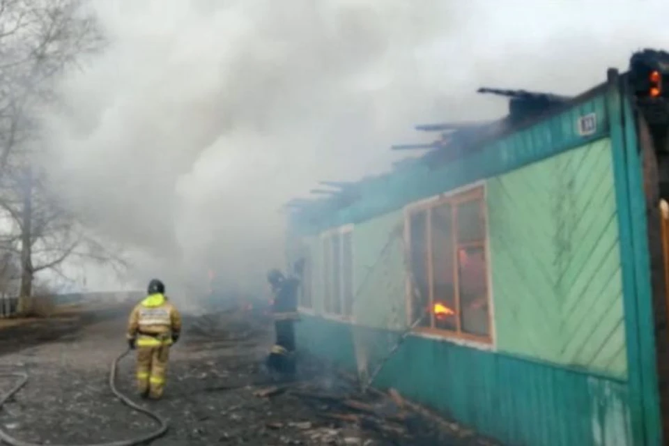 Школа полностью сгорела в Аларском районе Иркутской области. Фото: пресс-служба ГУ МЧС по Иркутской области.