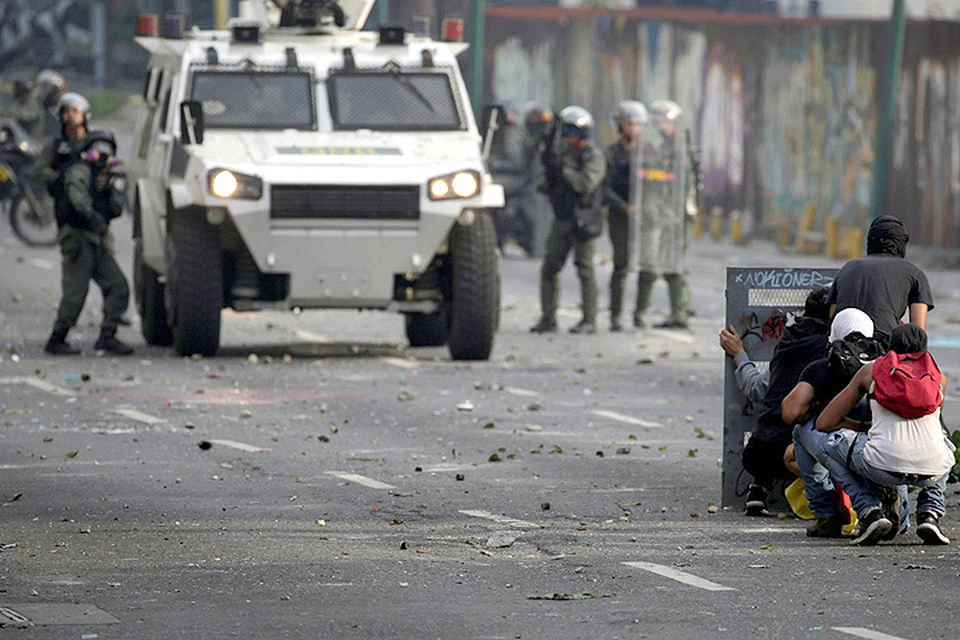 Столкновения участников уличного протеста и полиции в столице Венесуэлы.