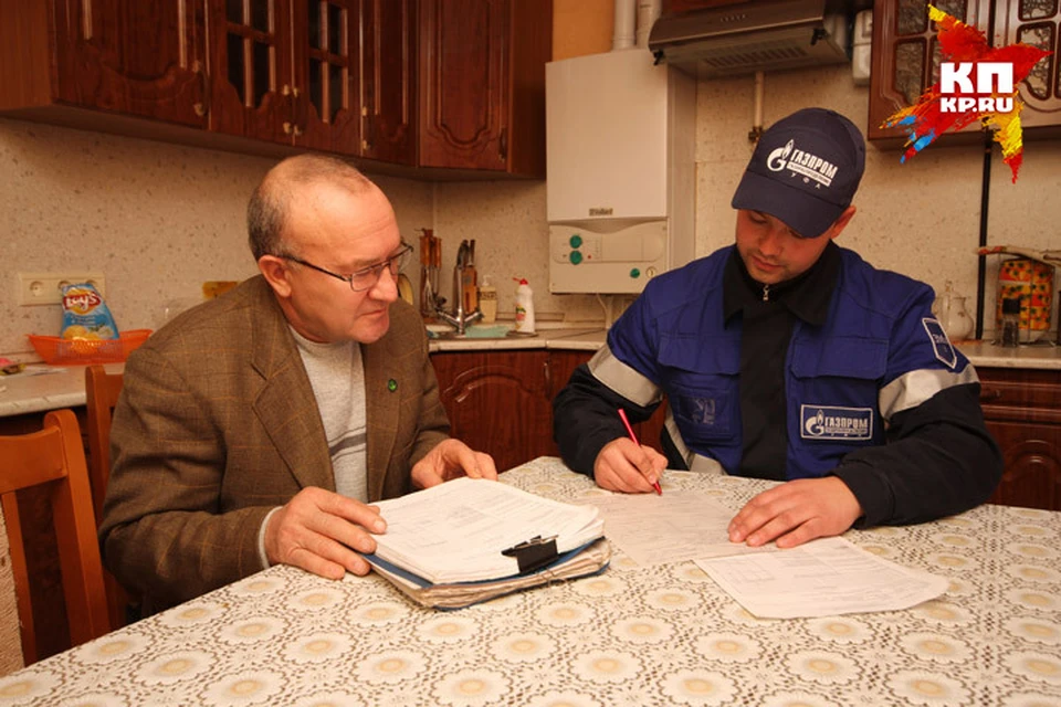 Настоящий сотрудник ООО «Газпром газораспределение Уфа» одет в специальную униформу и имеет при себе удостоверение