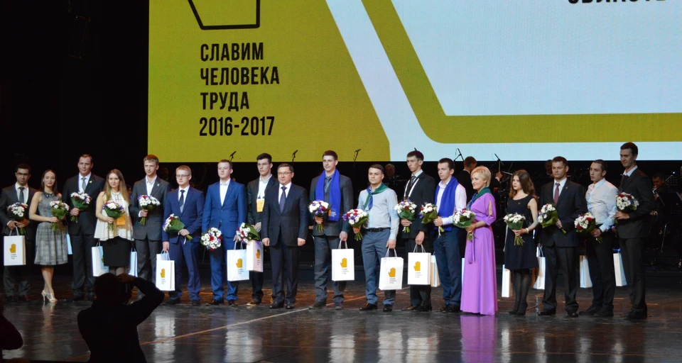 Первые в профессии на сцене ДК «Нефтяник» вместе с губернатором Тюменской области Владимиром Якушевым