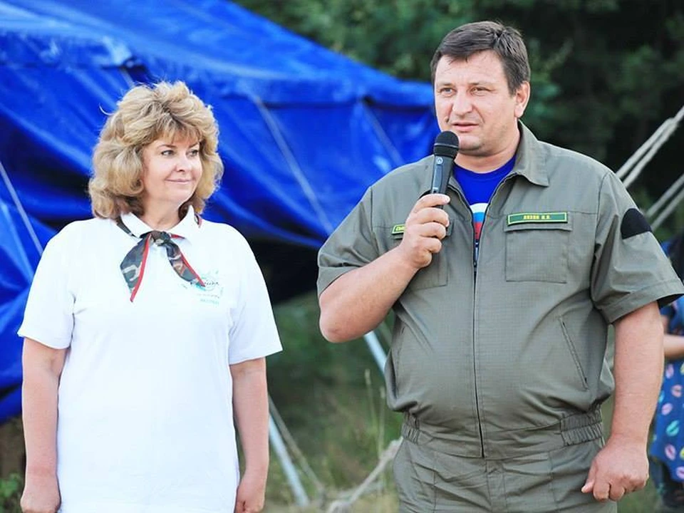 Председатель правления Смоленской областной общественной организации «Поисковое объединение «Долг» Нина Куликовских и председатель облдумы Игорь Ляхов.