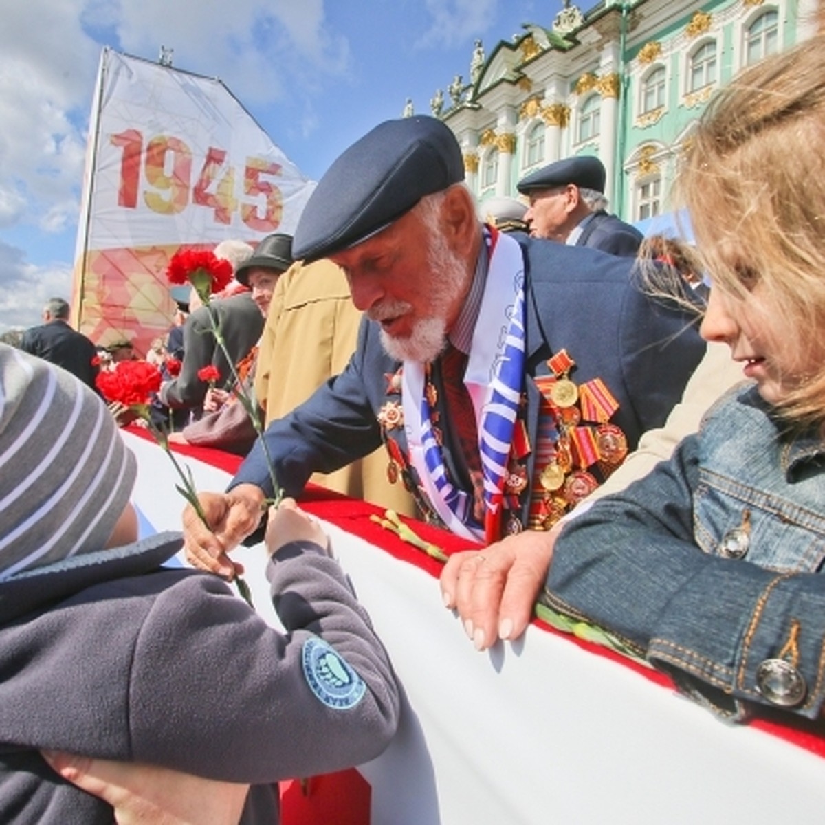 Можно ли смотреть в бинокль в окна соседнего дома