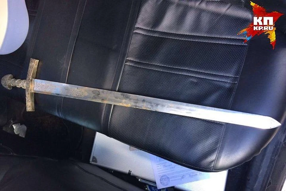 Мужчина продавал меч в интернете Фото: "КП"
