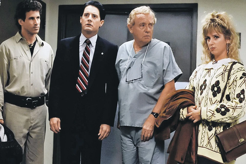 Первый сезон «Твин Пикса»: Уоррен Фрост, он же доктор Хэйуорд (в центре) вместе с Кайлом Маклахленом (агент Купер) и секретаршей Люси (Кимми Робертсон). Фото: Кадр из фильма