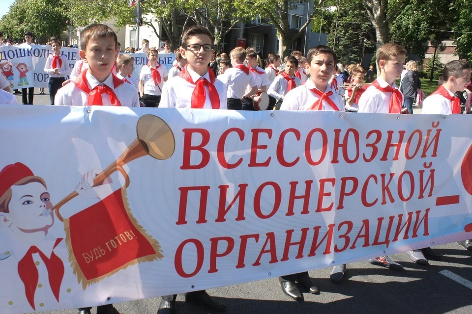 Тысячи девчонок и мальчишек прошли маршем по центральным улицам Севастополя под пионерскими флагами