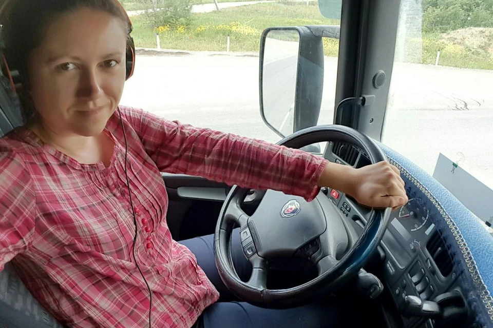 На видеоблог Юлии Лазаревой подписаны более 100 тысяч человек, а ролики о путях-дорогах собирают миллионные просмотры