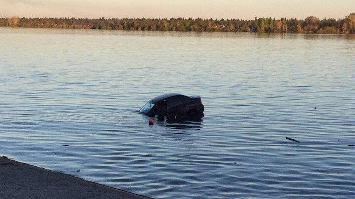 В Краснокамске водитель на иномарке утонул в реке - KP.RU