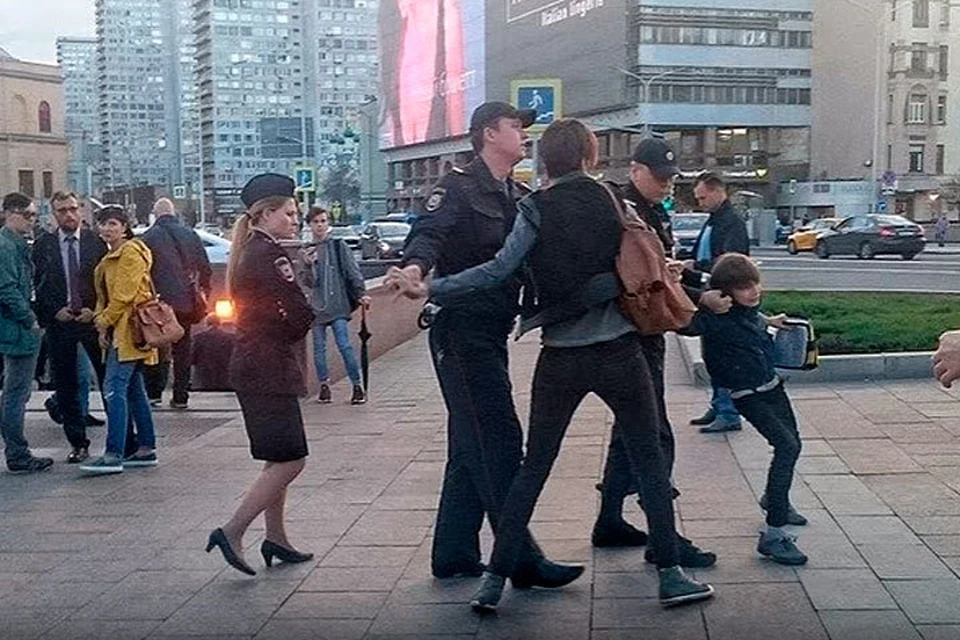 В Москве на улице Воздвиженка на глазах у изумленных прохожих полицейские задержали ребенка