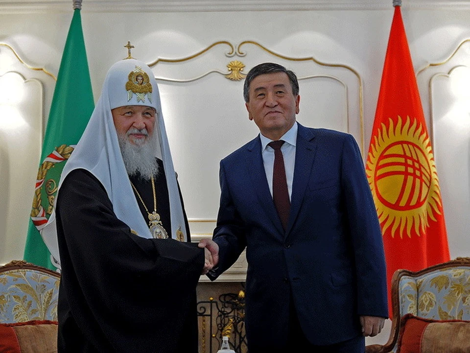 Во время встречи Сооронбай Жээнбеков и Патриарх Кирилл обсудили вопросы культурно-гуманитарного сотрудничества, сохранения духовных ценностей, мира и согласия.