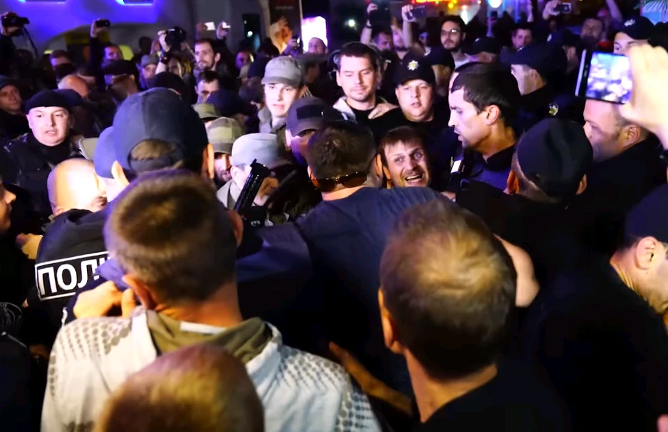 Столкновения националистов и полицейских у клуба "Ibiza" в Одессе перед концертом Светланы Лободы.