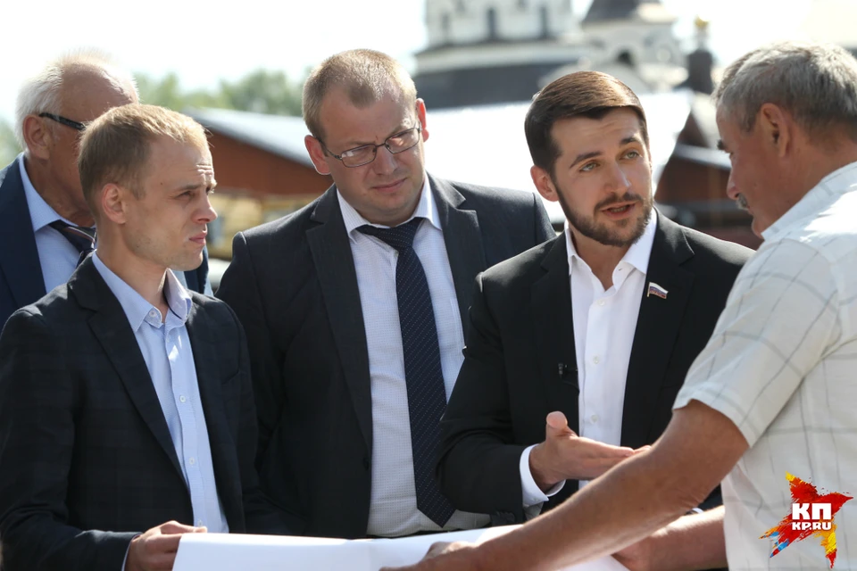 Депутат Госдумы Александр Прокопьев (второй справа) посетил стройку спортплощадки