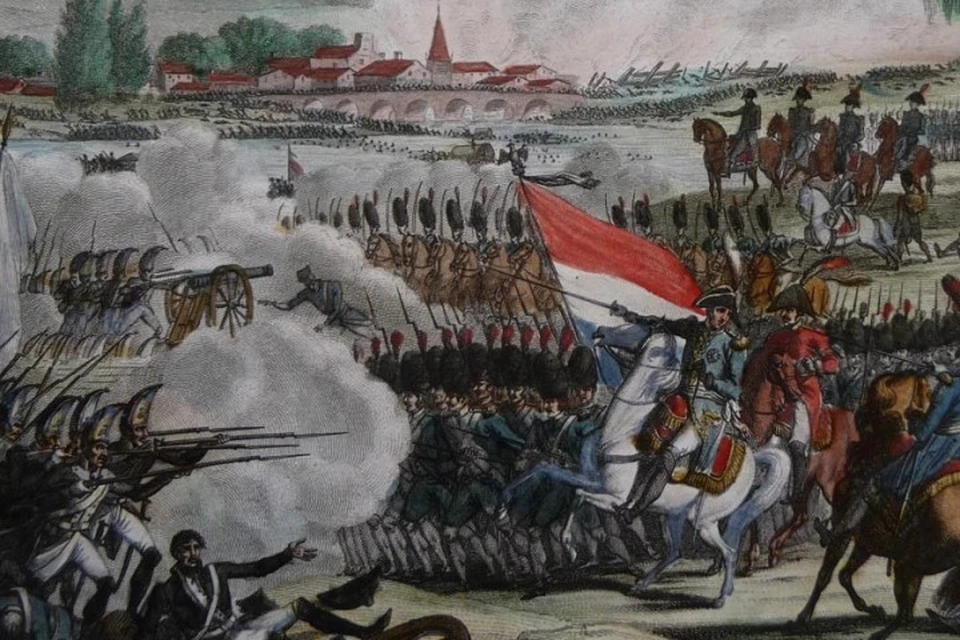 Гренадеры Павловского полка (слева) героически сражались при Фридланде. Гравюра XIX века.