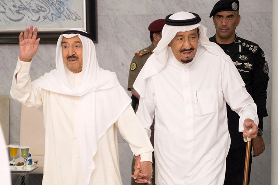 Перечень требований Саудиты передали эмиру Кувейта (слева), который во вторник встретился с руководством королевства в городе Джидда