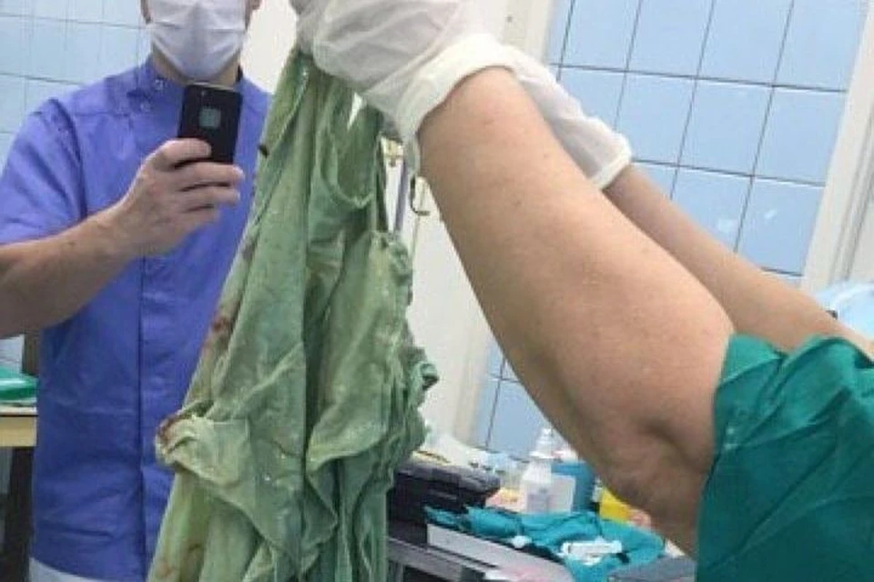 На фото пеленка, которую врачи ВМА вытащили из живота Юлии Селиной.