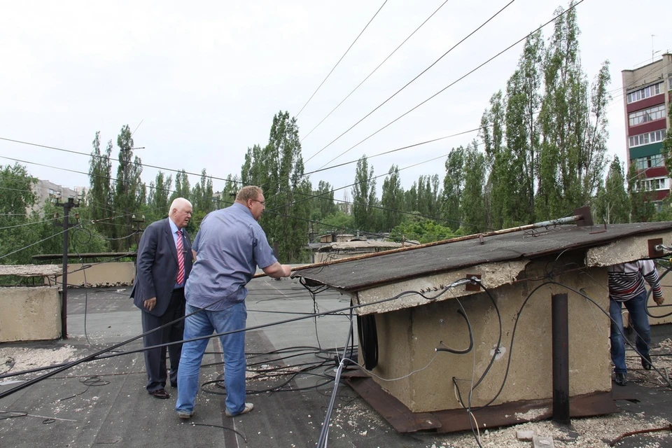 Липецкие депутаты лазили по крыше аварийного дома