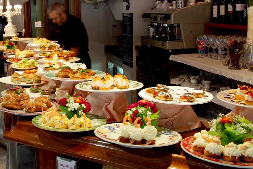 Сан-Себастьян - одна из кулинарных столиц Испании - знаменит еще и невероятным выбором пинчосов.