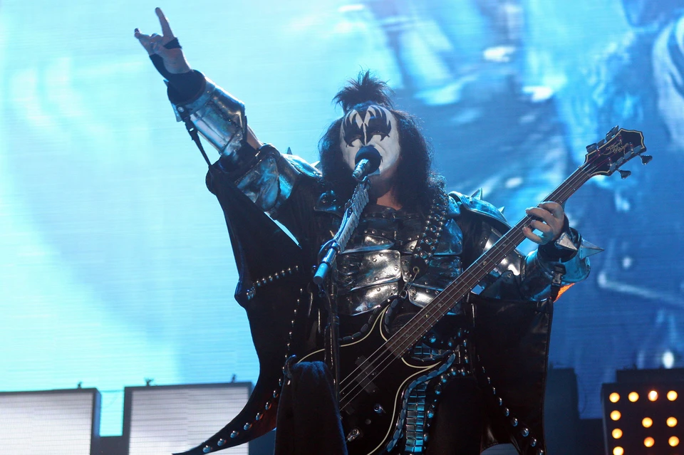 Однако у фронтмена Kiss появились критики, которые не согласны с тем, что именно он первым показал "козу".