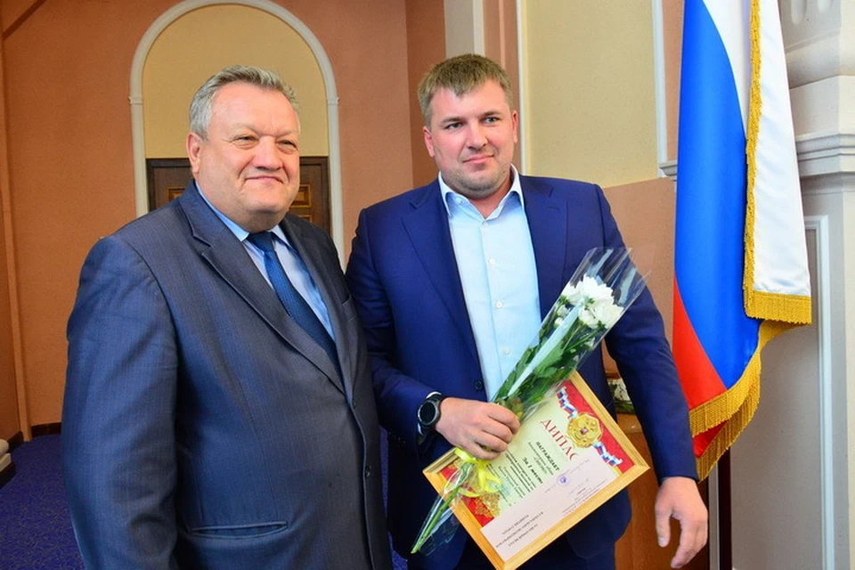 Первый заместитель мэра Новосибирска Геннадий Захаров вручил диплом генеральному директору АО «СИБЭКО» Руслану Власову.
