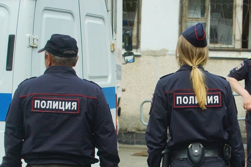 Полицейские, взломав дверь квартиры, нашли тело хозяина, умершего примерно три года назад