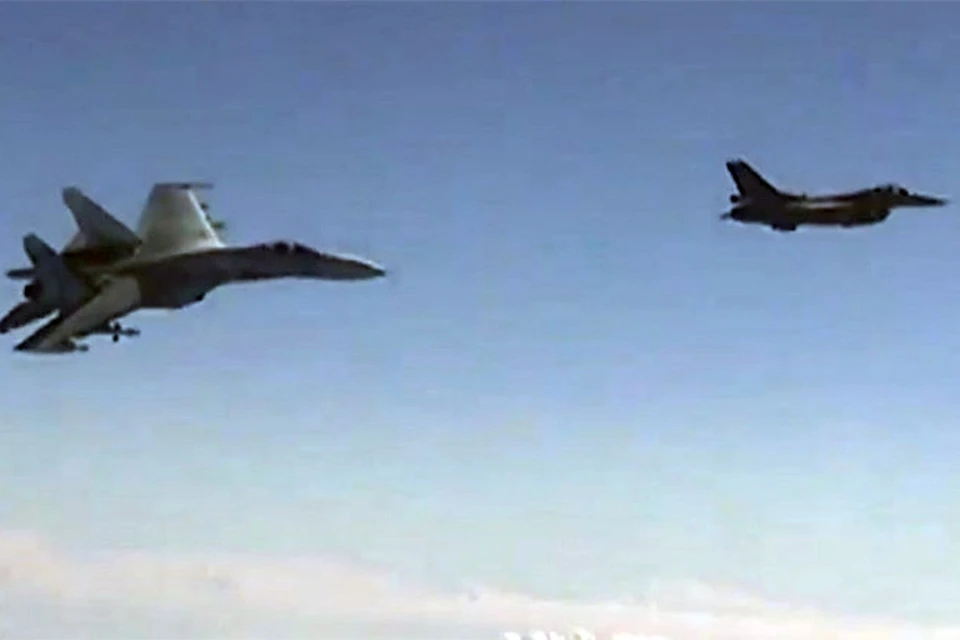 Истребитель НАТО F-16 (справа, дальний план) опасно сблизился с самолетом, на котором летел министр обороны РФ и лишь усилиями Су-27 его удалось отогнать на безопасное расстояние.