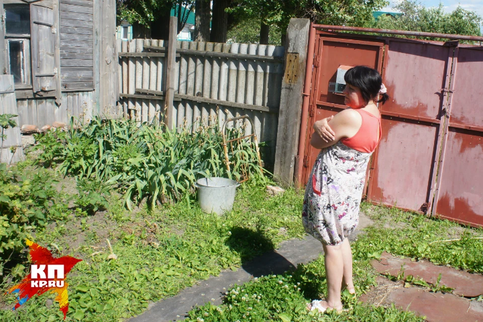Мама Ольги Наталья живет одна в скромном домике на окраине Балашова.