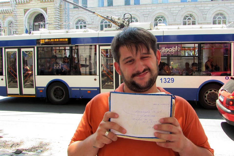 Кирилл — инвалид II группы, он показывает мне свое удостоверение инвалида и пухлую медицинскую карточку.