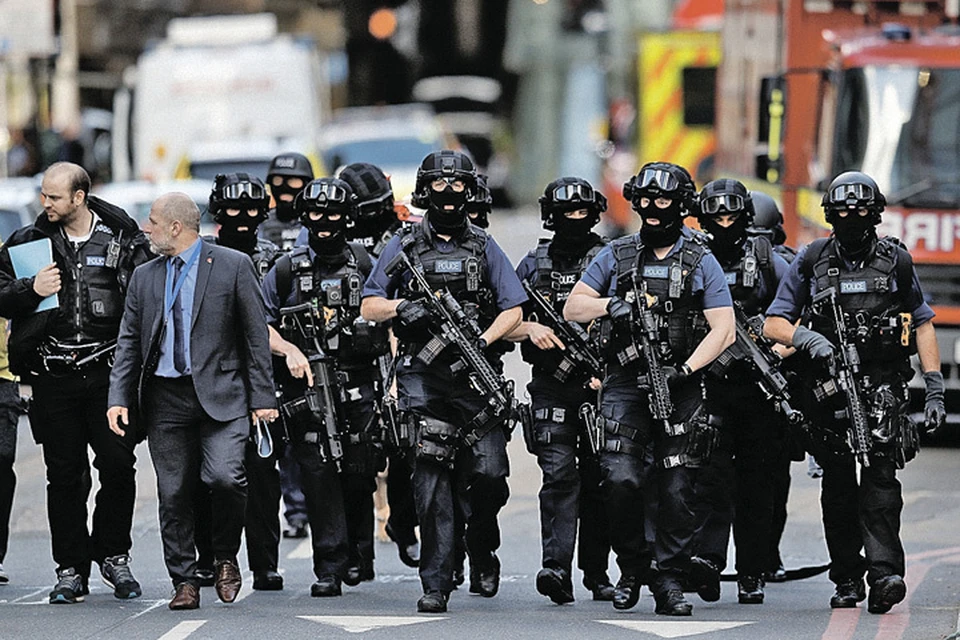 После июньского теракта в Лондоне (погибли шесть человек, десятки получили ранения) власти вывели на улицы спецназ. Поможет ли это предотвратить новые трагедии? Фото: Peter Nicholls/REUTERS