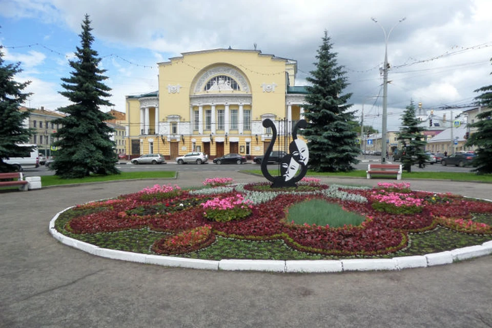 Лира у театра Волкова.
