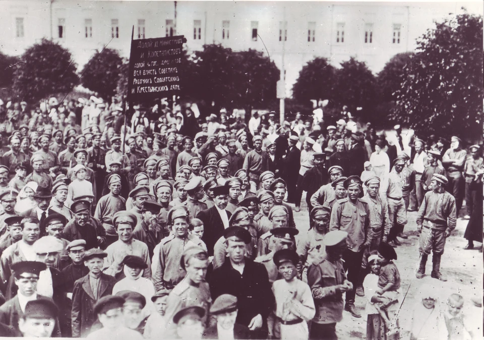 Демонстрация на судебной площади в Твери в июне 1917 года.