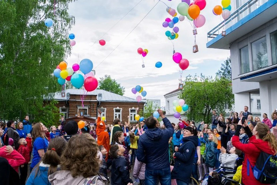 В завершении фестиваля ребята выпустили в небо салют из воздушных шаров. Автор фото: vk.com