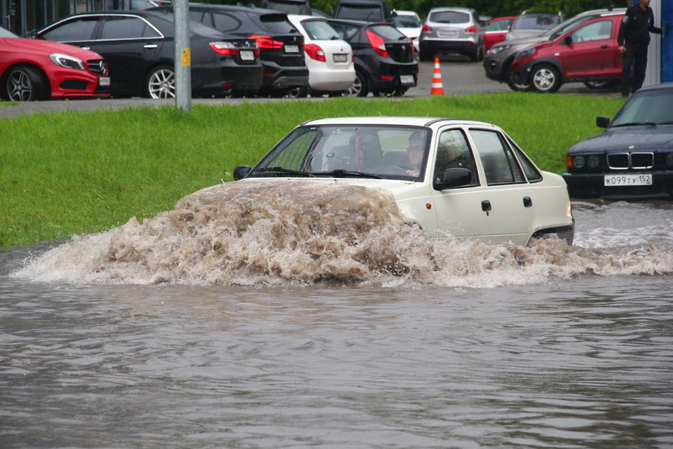 Ливень в Нижнем Новгороде 6 июля: Машины просто плывут по дороге.